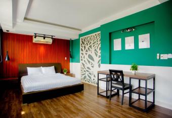 L   Hotel B  nh T  n allows 18 year olds to book a room