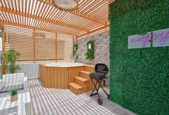 LUXURY + JACUZZI OCEAN-VIEW PENTHOUSE has Balcony rooms