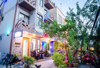 Newtown Inn has Balcony rooms