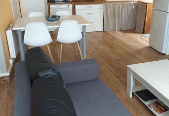 Maison coeur de ville avec cour et jardin intime allows 18 year olds to book a room