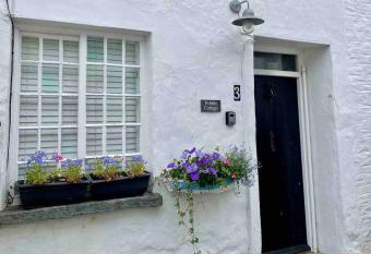 Pebble Cottage has Balcony rooms