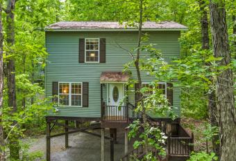 Serenity Escape Treehouse on 14 acres near Little River Canyon has Balcony rooms
