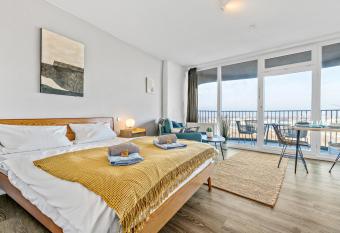 BRIGHT - Fresh Central Studio & Skyline View of Augsburg allows 18 year olds to book a room