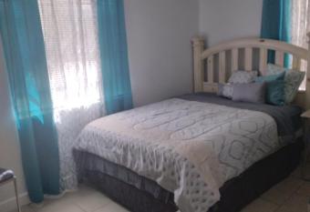 Kool Runnings Bed and breakfast has Balcony rooms