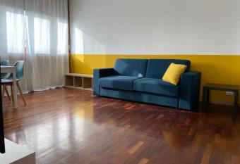 BICOCCA APARTMENT has rooms with a private hot tub