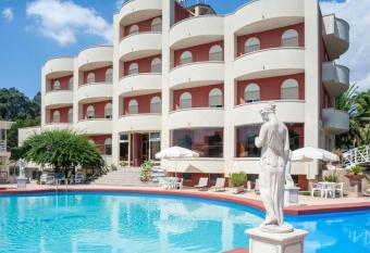 Villa Dei Misteri has Balcony rooms