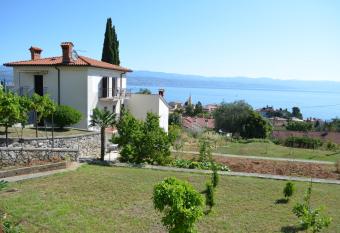 Apartman Fiore has Balcony rooms