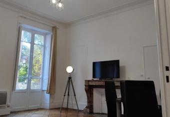 Appartement 2 - T2 60m2 - Standing, moderne et tout   quip   - Carmes-Renforts , Toulouse has Balcony rooms