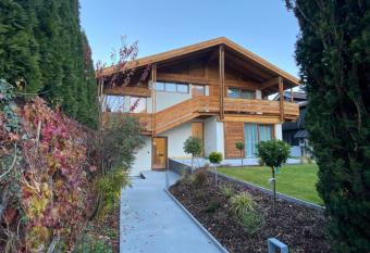 Living8-Appartements has Balcony rooms