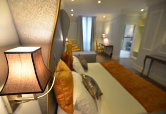 Hotel Campo Marzio allows 18 year olds to book a room