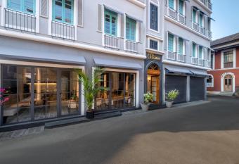 O Pierre allows 18 year olds to book a room