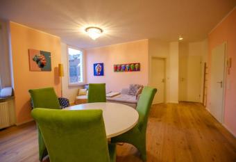 Serviced Apartement Xanthurus allows 18 year olds to book a room