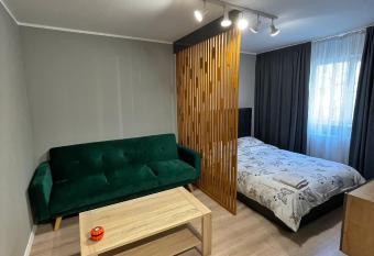 RCC 4 STUDIO allows 18 year olds to book a room