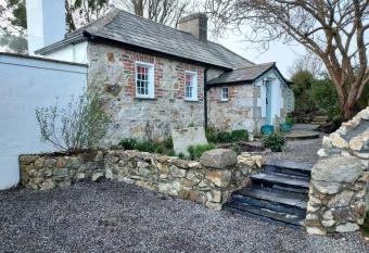 Lynam Cottage has Balcony rooms