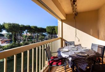 Apt With Balcony Near The Beach And Downtown has Balcony rooms