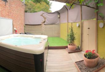 Vakantiehuis wellness Oase has rooms with a private hot tub