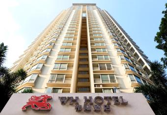 The LA Hotel                       has rooms with a private hot tub