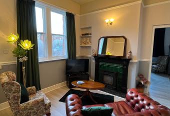 Red Gables - Ground Floor allows 18 year olds to book a room