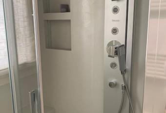 Azapartments has rooms with a private hot tub