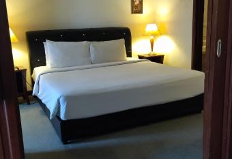 KL Seasons Apartment at Times Square has rooms with a private hot tub