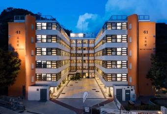 YHA Mei Ho House Youth Hostel allows 18 year olds to book a room