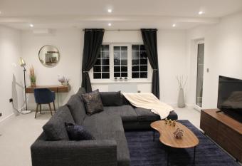 Luxury 1 Bed Apartment In The Heart Of Rochester has Balcony rooms
