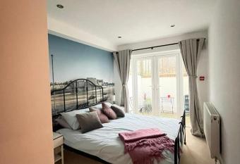 Beach Retreat, Stones Throw Away from Beach has Balcony rooms