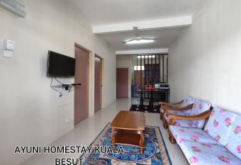 AYUNI HOMESTAY KUALA BESUT TERENGGANU has Balcony rooms