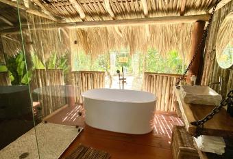 Nuscaa Boutique Tree House & Spa has rooms with a private hot tub