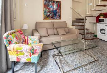 Apartamentos   ptima Mesones a 50 metros de la Catedral allows 18 year olds to book a room