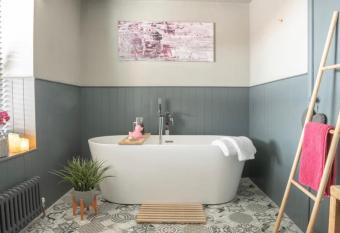 Nine PotterHill Holiday Cottage allows 18 year olds to book a room