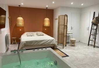 Studio cosy avec baln  oth  rapie allows 18 year olds to book a room