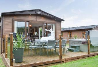 Luxury boutique style lodge with hot tub has Balcony rooms