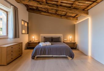 Hotel Can Cirera has rooms with a private hot tub