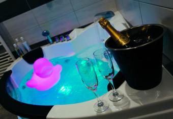 Magnifique maison avec baignoire baln  o has rooms with a private hot tub