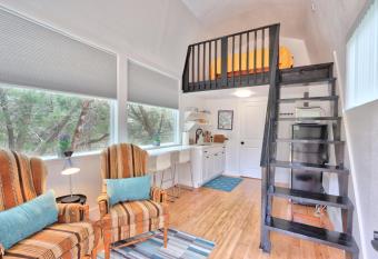 The Driftwoods - Orange Tiny House has Balcony rooms