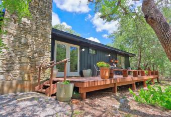 Red Bird Cottage has Balcony rooms