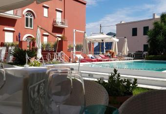 Palatium Mari has Balcony rooms