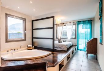 Villa tout confort - Piscine - Montagnes - Lac - Parking allows 18 year olds to book a room