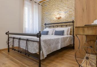 CONSTANTIN OLD TOWN STUDIOS allows 18 year olds to book a room