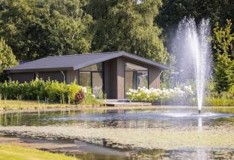 Beautiful chalet with a bath, in a holiday park in the Brabant Kempen has Balcony rooms