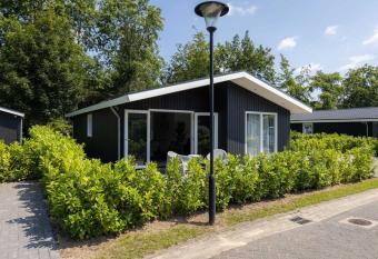 Nice chalet on the edge of the forest in a holiday park in the Brabant Kempen has Balcony rooms