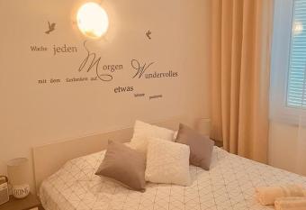 Lucky Star-near Zr  e beach has Balcony rooms