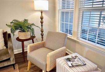 Cozy Hahira Cottage allows 18 year olds to book a room