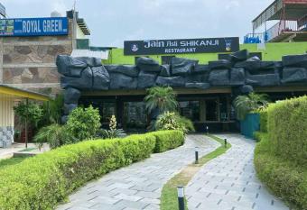 OYO Flagship 85980 Hotel Royal Green Inn allows 18 year olds to book a room