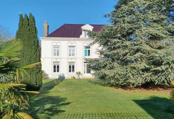 La Carte Postale allows 18 year olds to book a room