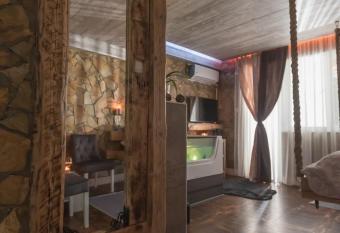 Onore dell amore 2 allows 18 year olds to book a room