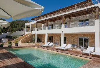 Mercury Beach Hotel has Balcony rooms