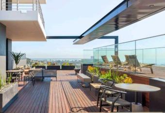 positionPositionPOSITION luxury Condo city cntr allows 18 year olds to book a room