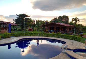 Finca turistica Villa Gloria has rooms with a private hot tub